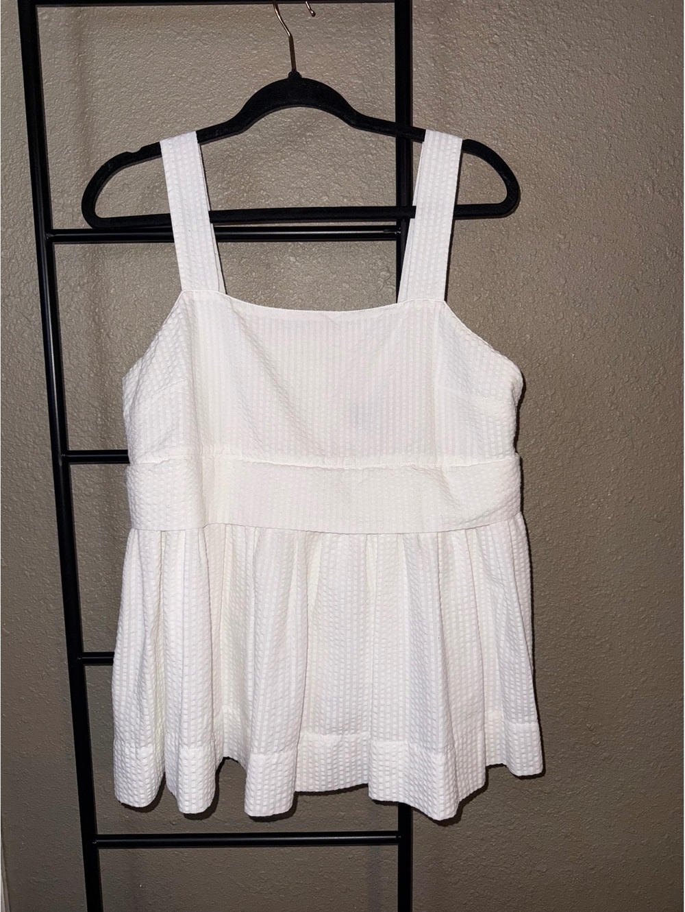 Duffield Lane Women's White Textured Button-Back Sleeveless Top, Size Medium
